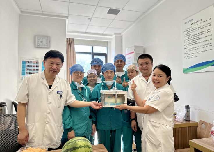 甜蜜关怀暖人心，致敬骨骼守护者——浙东骨科中国医师节慰问活动