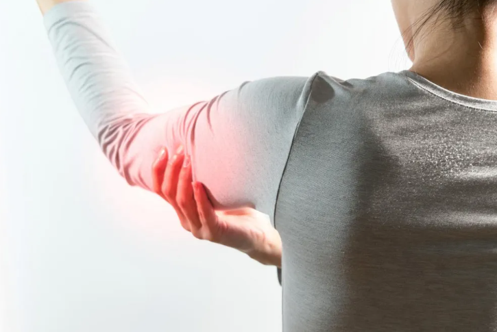 胳膊夜间剧痛到无法入睡？可能是骨骼在发出“求救信号”！